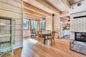 a dining room with a table and chairs at Gata Blanca in Wetlina