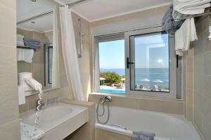 Ванная комната в Istron Bay Hotel