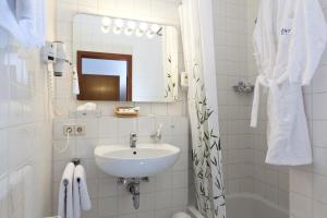 Ein Badezimmer in der Unterkunft Business apartment in 3 star hotel Daimler Nah