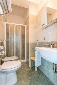 un bagno con un water e un lavandino di Hotel Baya - in centro, sul mare a Milano Marittima