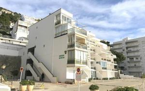 un gran edificio blanco con una escalera delante en Global Immo 1011 Meda Chica, en Roses