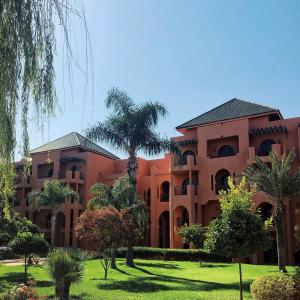 - une vue sur l'extérieur d'un bâtiment avec des palmiers dans l'établissement Palm Plaza Hôtel & Spa, à Marrakech