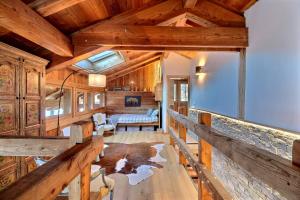 Ένα ή περισσότερα κρεβάτια σε δωμάτιο στο Chalet Taconnaz - Warm & Cosy 3BR Chalet with Fireplace in Nature - By Cozee Rentals