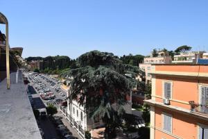 una vista aérea de una calle de la ciudad con coches en B&B Lost in Rome, en Roma