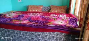 Uma cama ou camas num quarto em Villotale Chopta HH