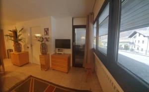 un soggiorno con TV e una grande finestra di Cretes Blanches Matterhorn a Breuil-Cervinia