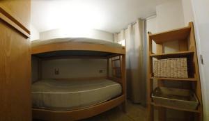 um quarto com 2 beliches num quarto em Cretes Blanches Matterhorn em Breuil-Cervinia