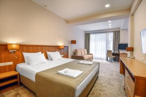Кровать или кровати в номере Alpha Business-Hotel