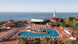 een luchtzicht op een resort met een zwembad en een klokkentoren bij Ali Bey Club & Park in Kizilagac