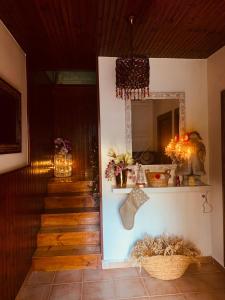 um corredor com uma escada com um espelho e uma prateleira em CASA TERESA em Camaleño