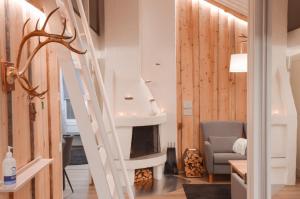 una escalera que conduce a una sala de estar con chimenea en Luttokolo, Saariselkä en Saariselka