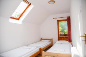 Posteľ alebo postele v izbe v ubytovaní Mokus Vendeghaz
