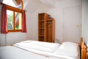 Кровать или кровати в номере Mokus Vendeghaz