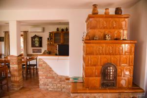 un gran armario de madera en la sala de estar. en Mokus Vendeghaz, en Zalakaros