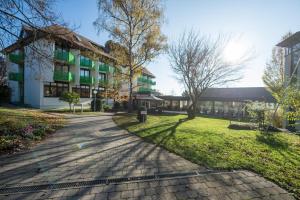 Una pasarela en un parque junto a un edificio en Hotel am Schlossberg, en Herrenberg