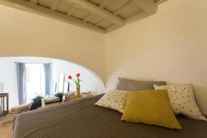 een slaapkamer met een bed en een raam bij Vieqqua Holiday Home in Rome