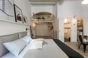 een slaapkamer met een groot wit bed en een keuken bij Vieqqua Holiday Home in Rome