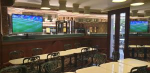 Televisyen dan/atau pusat hiburan di Hotel Continental Barcelona