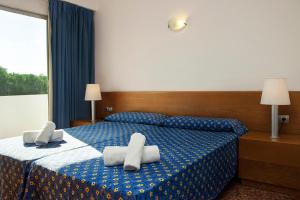 Postel nebo postele na pokoji v ubytování Apartamentos Top Secret Es Pujols - Formentera Vacaciones