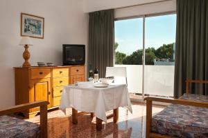 TV a/nebo společenská místnost v ubytování Apartamentos Top Secret Es Pujols - Formentera Vacaciones