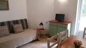 TV a/nebo společenská místnost v ubytování Apartamentos Top Secret Es Pujols - Formentera Vacaciones