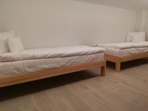 two beds sitting next to each other in a room at U ŹRÓDEŁ in Wisła