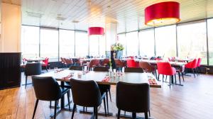 Un restaurant u otro lugar para comer en Bastion Hotel Schiphol Hoofddorp