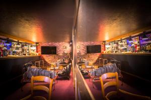 een bar met stoelen en een bakstenen muur bij Le Plan B - Hôtel 3 étoiles - Restaurant in Ruoms
