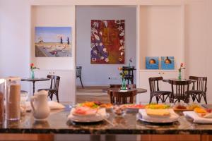 ein Esszimmer mit einem Tisch, auf dem Essen steht in der Unterkunft Hotel Lindenufer in Berlin