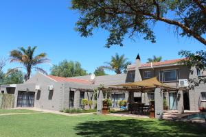 an image of a house with a yard at Argyll B&B in Oudtshoorn
