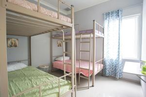 Katil dua tingkat atau katil-katil dua tingkat dalam bilik di INNI Homestay