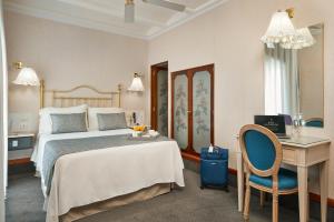 a bedroom with a bed and a desk with a computer at Hotel Continental Barcelona in Barcelona +47 photos