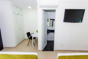 TV a/nebo společenská místnost v ubytování Hotel Bocagrande By GEH Suites