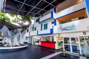 una tienda frente a un centro comercial en Hotel Bocagrande By GEH Suites, en Cartagena de Indias
