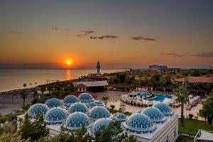 una vista aérea de las cúpulas de un complejo al atardecer en Ali Bey Club & Park, en Kizilagac