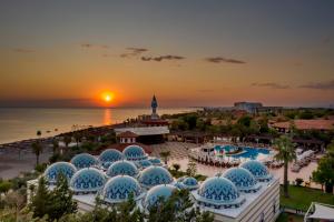 een luchtzicht op de koepels van een resort bij zonsondergang bij Ali Bey Club & Park in Kizilagac