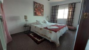 een slaapkamer met een bed en een raam bij el molino de viento flat in San Pedro del Pinatar
