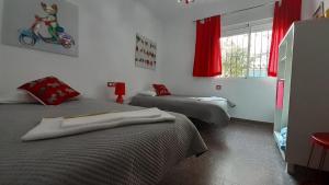 Łóżko lub łóżka w pokoju w obiekcie el molino de viento flat
