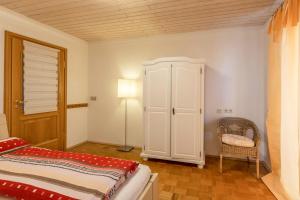 Un pat sau paturi într-o cameră la Haus Unterseeblick - Fewo Seeblick