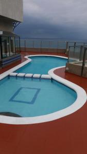 a large swimming pool on top of a building at Apartamento En El Rodadero in Santa Marta