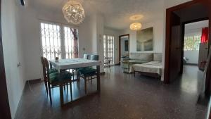 salon ze stołem i kanapą w obiekcie el molino de viento flat w mieście San Pedro del Pinatar