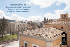 a building with a tile roof in a city at Cuencaloft Noheda in Cuenca