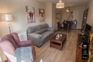 a living room with a couch and a table at Cuencaloft Noheda in Cuenca