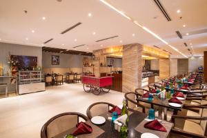 ห้องอาหารหรือที่รับประทานอาหารของ Bhagini Icon Premier Hotel