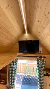 TV a/nebo společenská místnost v ubytování Glamping Park