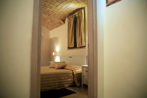 Кровать или кровати в номере 74 Crescenzio House