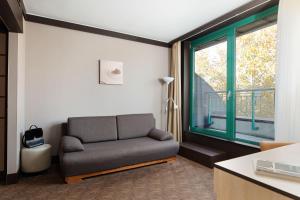 A seating area at Portobello Wellness & Yacht Hotel Esztergom