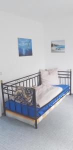 1 dormitorio con 1 cama con marco de metal en Bei Käthe 
