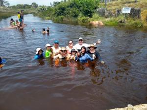 un grupo de personas posan en el agua en VILLAGE DAS ÁGUAS, en Imbassai