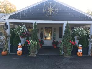 uma frente de loja com abóboras e decorações em Starlight Lodge North Conway em North Conway